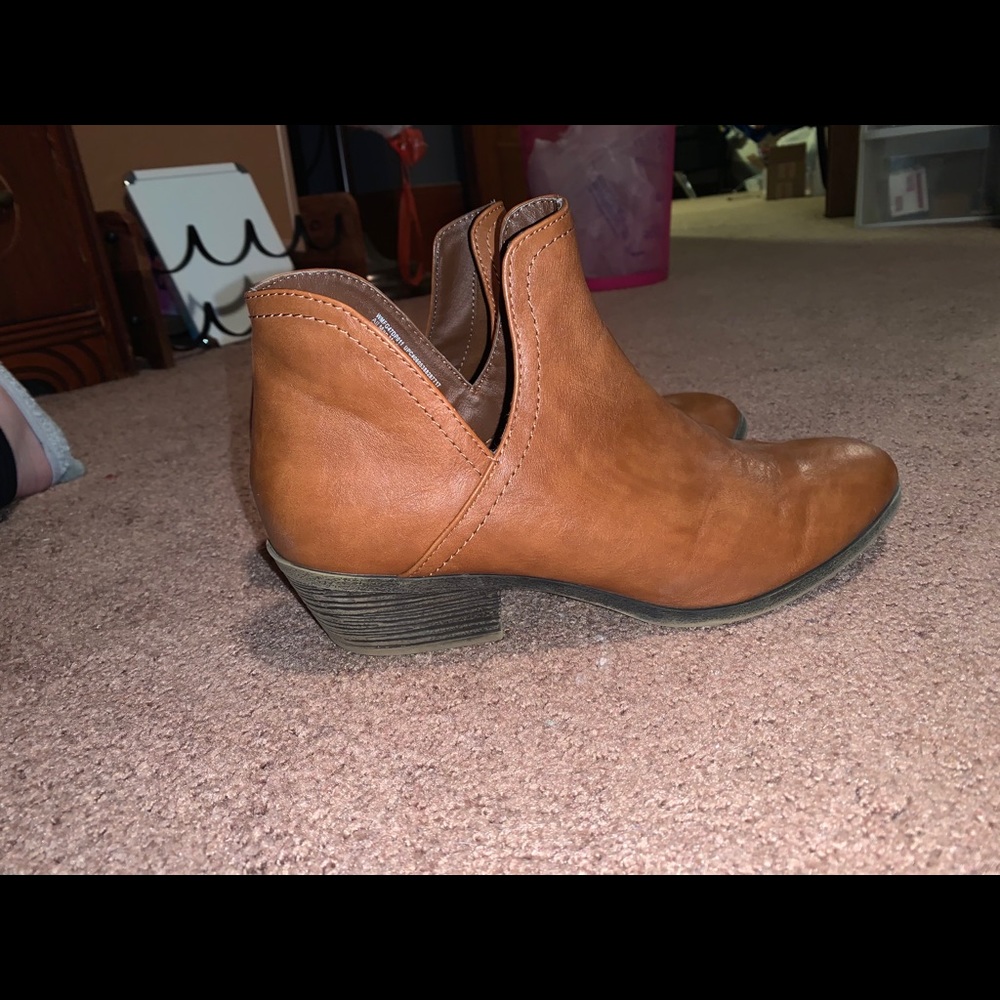 LOW ANKLE BOOTIES